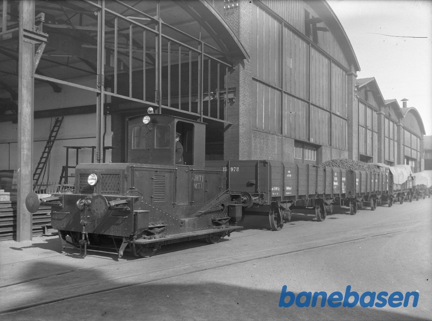 AHJ MT 1 Fabriksgården fem godsvogne AHJ MT 1 Fabriksgården fem godsvogne