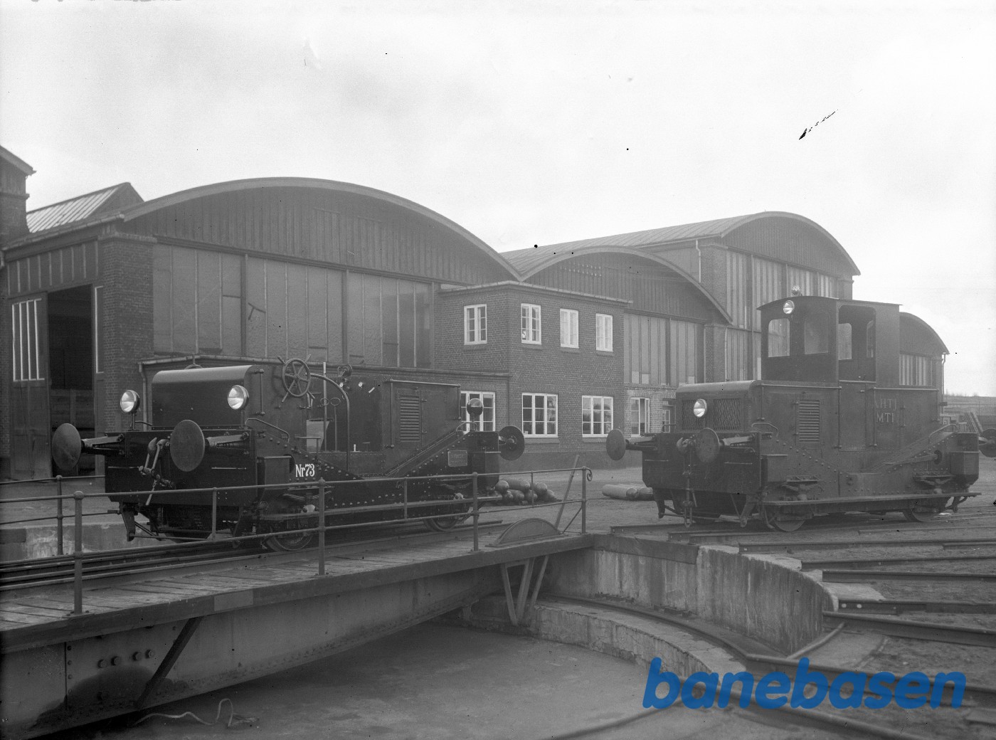 DSB traktor 73 og AHTJ MT 1 i fabriksgården DSB traktor 73 og AHTJ MT 1 i fabriksgården