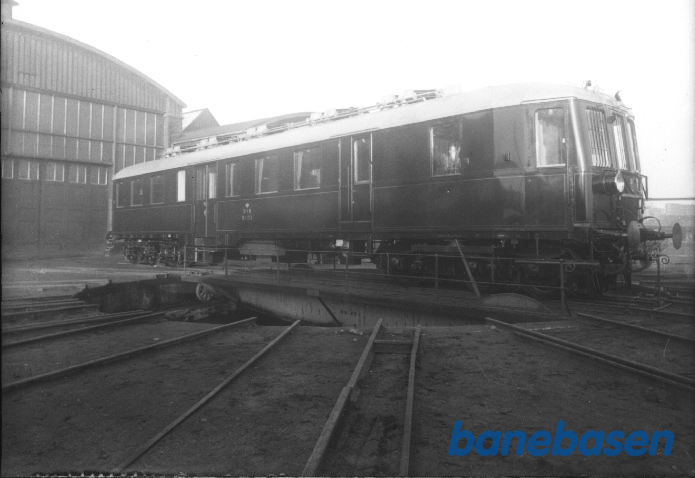 DSB MP 251 i fabriksgården på drejeskiven DSB MP 251 i fabriksgården på drejeskiven