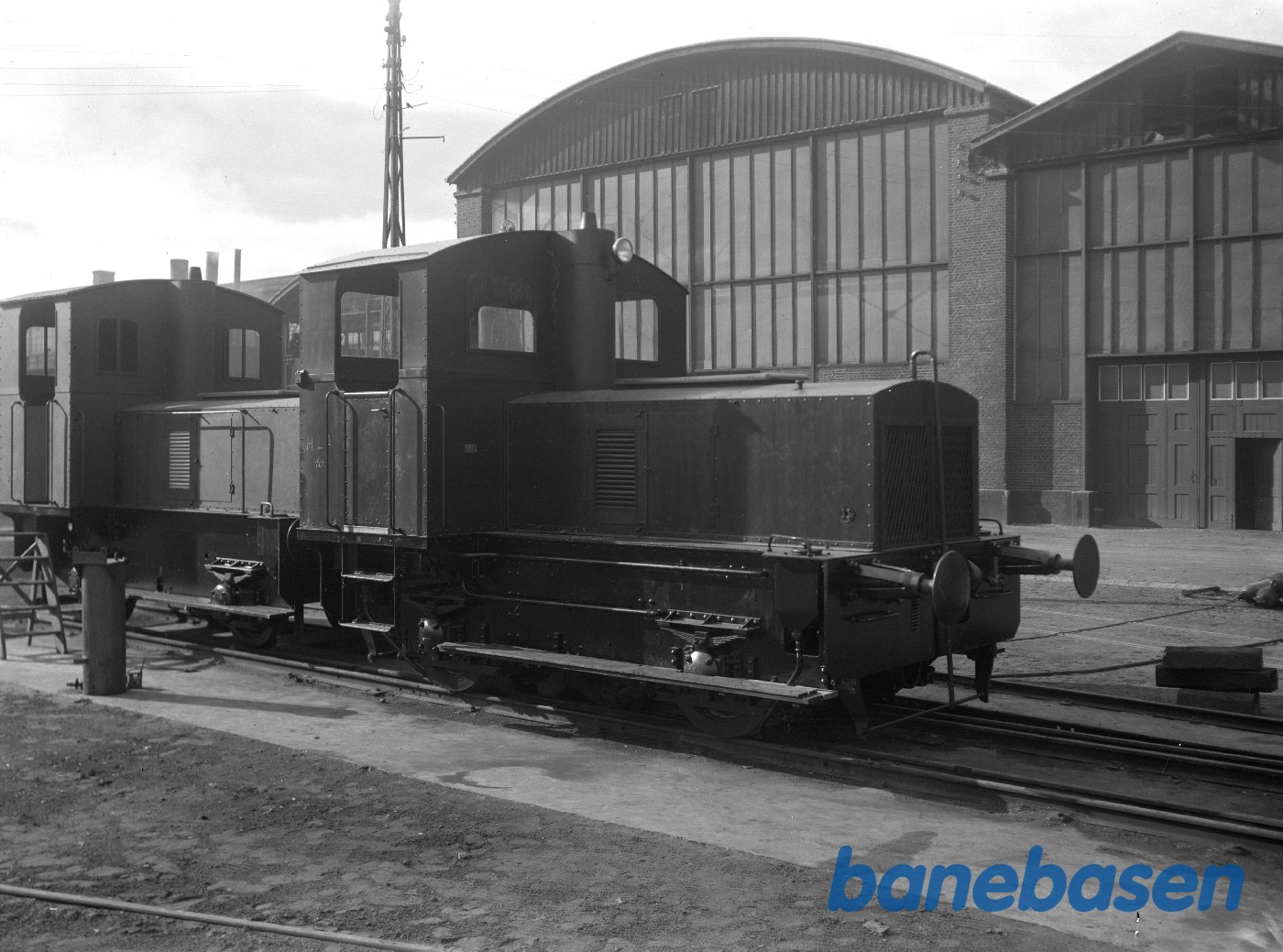 HLA 10 og HAJ D 1 i fabriksgården HLA 10 og HAJ D 1 i fabriksgården