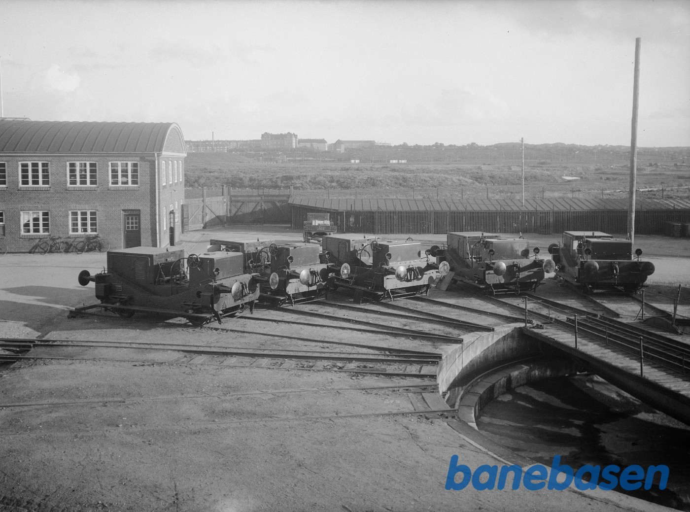 5 stk. DSB rangertraktorer i fabriksgården 5 stk. DSB rangertraktorer i fabriksgården