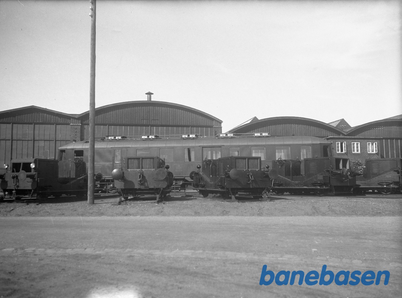 5 stk. DSB rangertraktorer i fabriksgården 5 stk. DSB rangertraktorer i fabriksgården