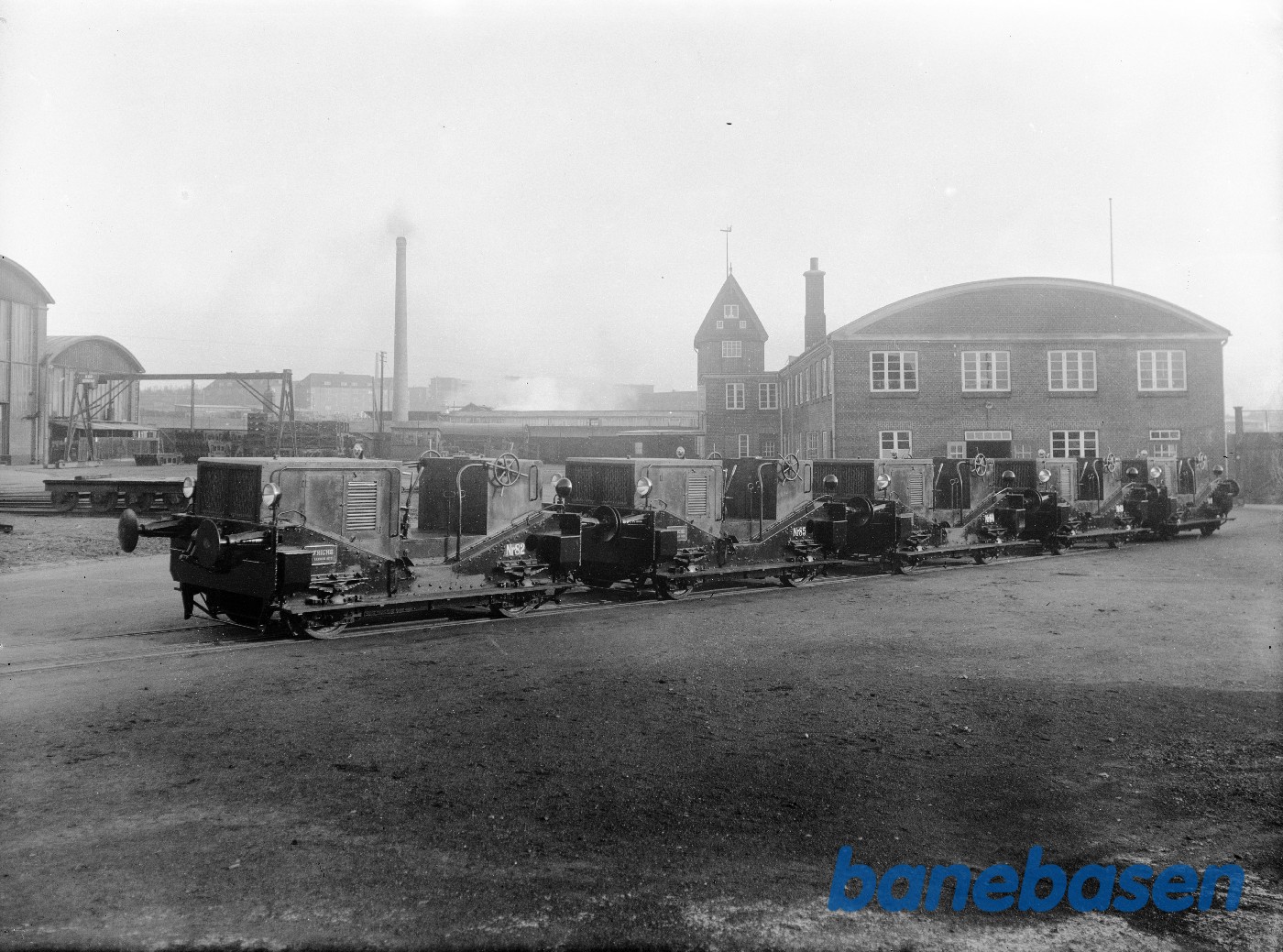 5 tractorer foran administrationens vestgavl 5 tractorer foran administrationens vestgavl