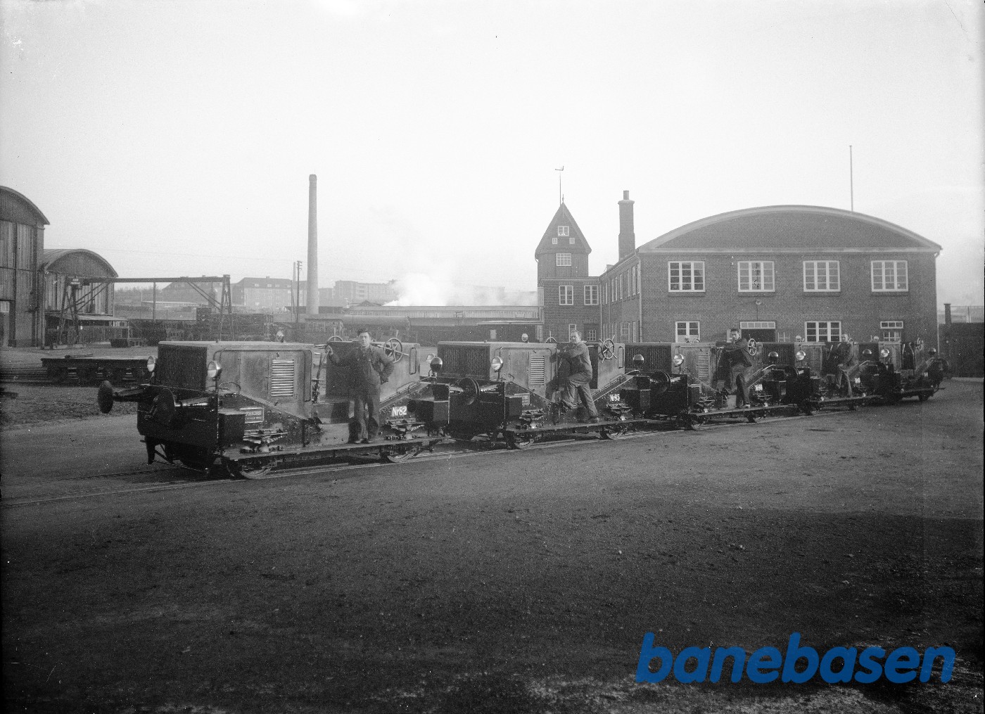 5 tractorer foran administrationens vestgavl med mandskab 5 tractorer foran administrationens vestgavl med mandskab