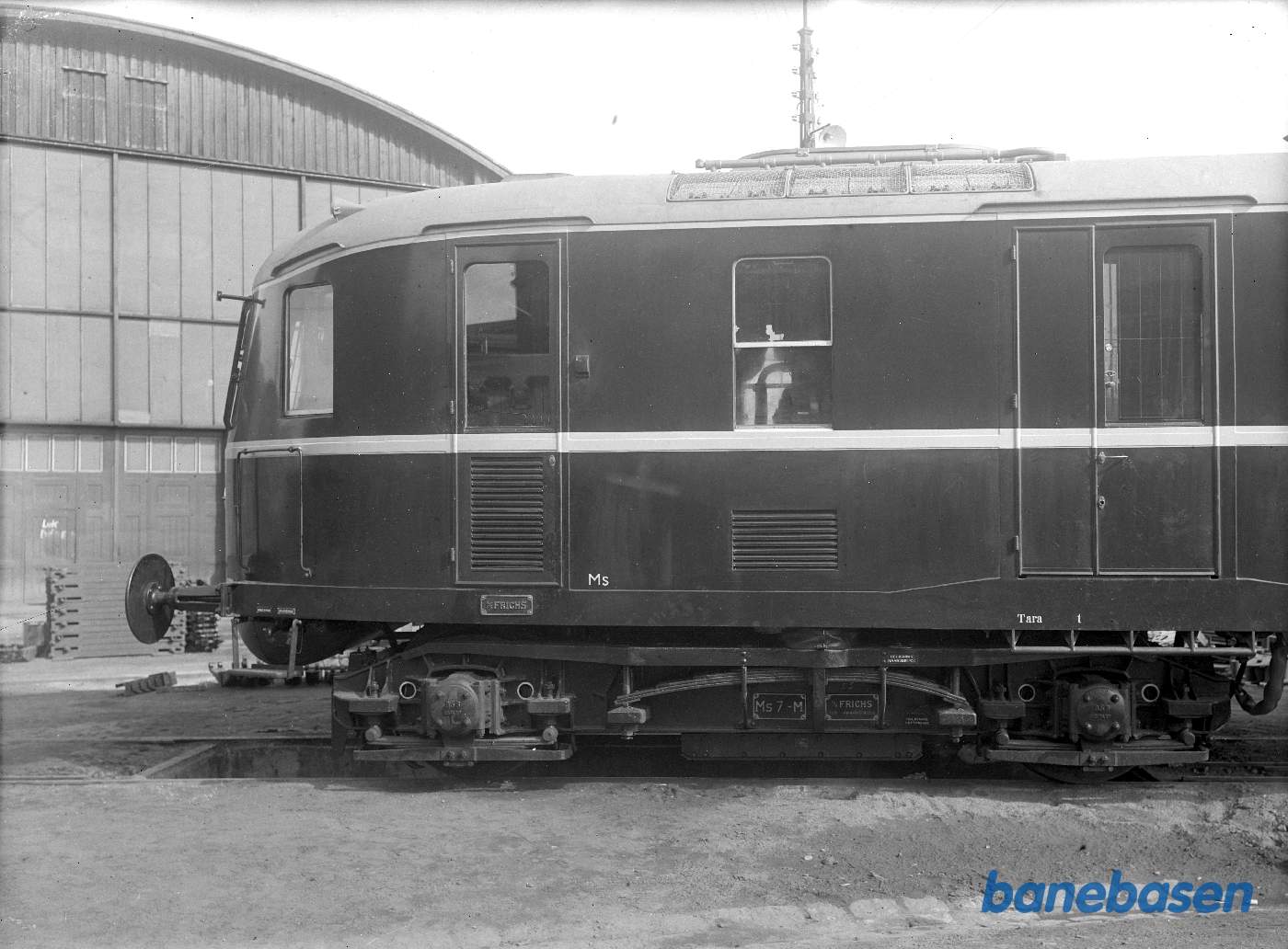 Lyntog MS 1 i fabriksgården Lyntog MS 1 i fabriksgården