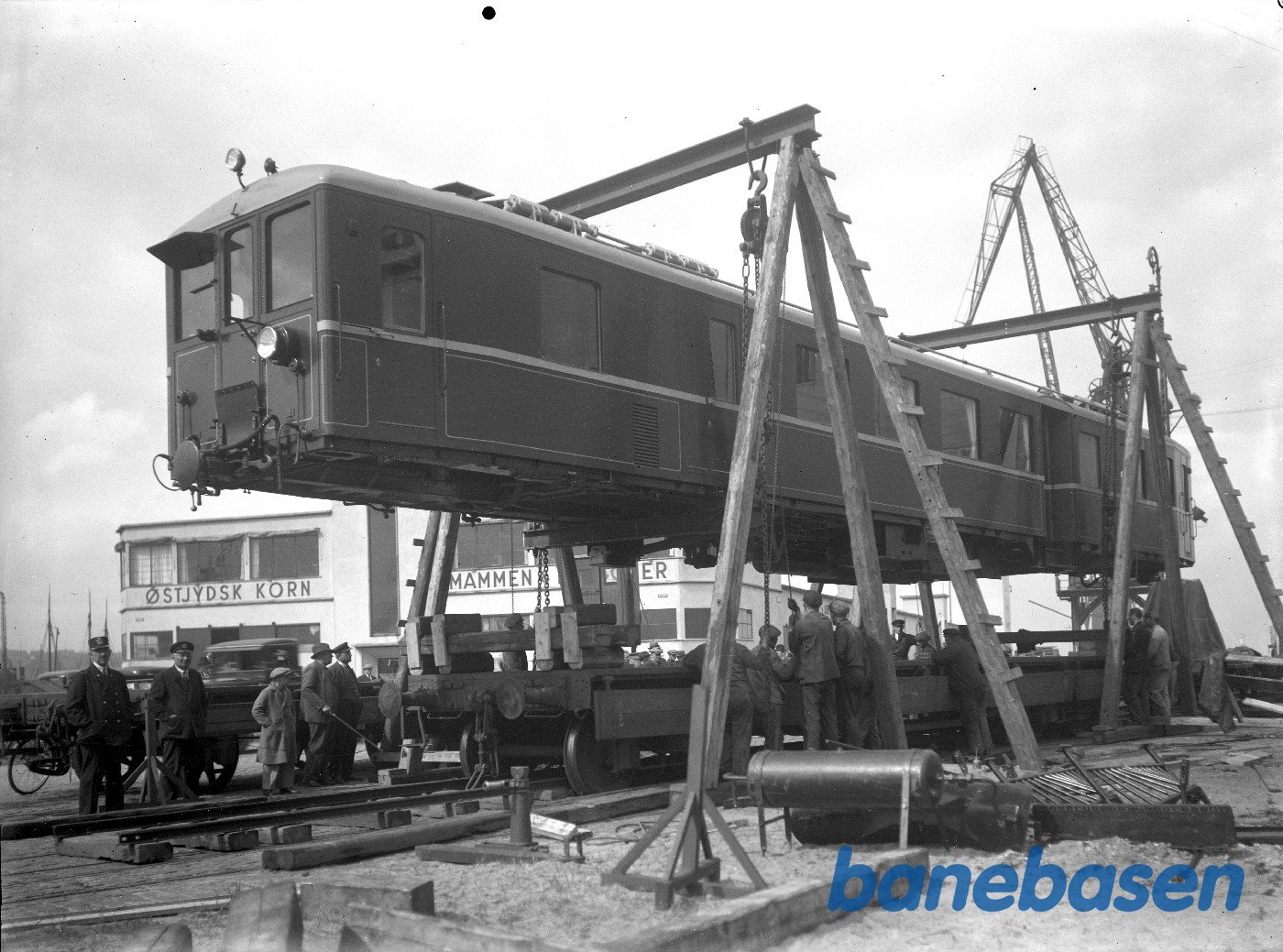 Motorvogn til Bornholm hængene i galgekran på Aarhus havn Motorvogn til Bornholm hængene i galgekran på Aarhus havn