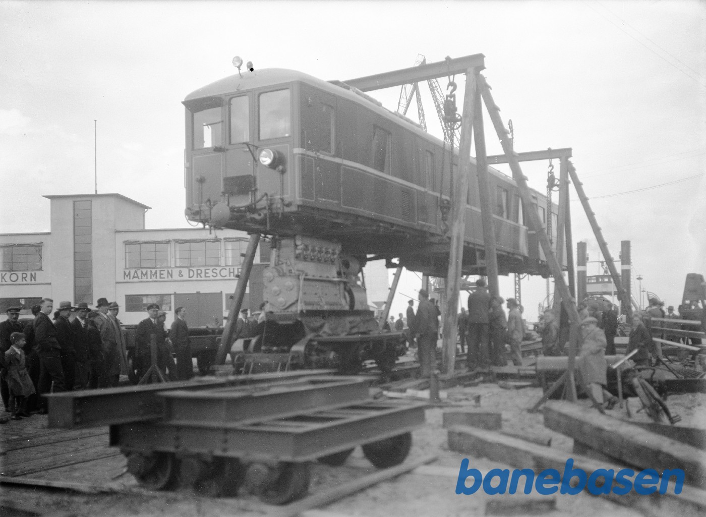 Motorvogn til Bornholm hængene i galgekran på Aarhus havn Motorvogn til Bornholm hængene i galgekran på Aarhus havn