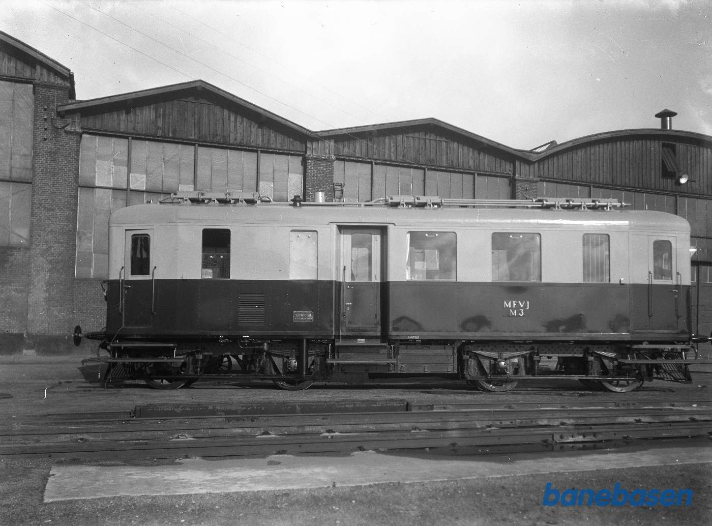 320 HK loko-motorvogn MFVJ i fabriksgården
