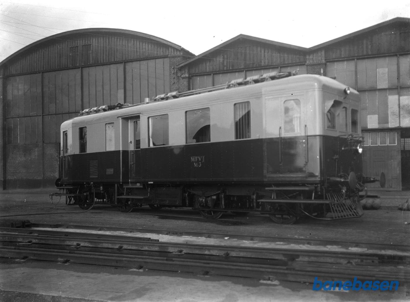 320 HK loko-motorvogn MFVJ i fabriksgården