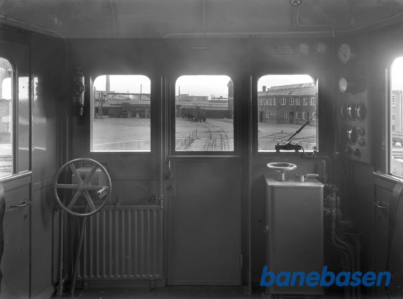 320 HK loko-motorvogn MFVJ. Førerplads 320 HK loko-motorvogn MFVJ. Førerplads