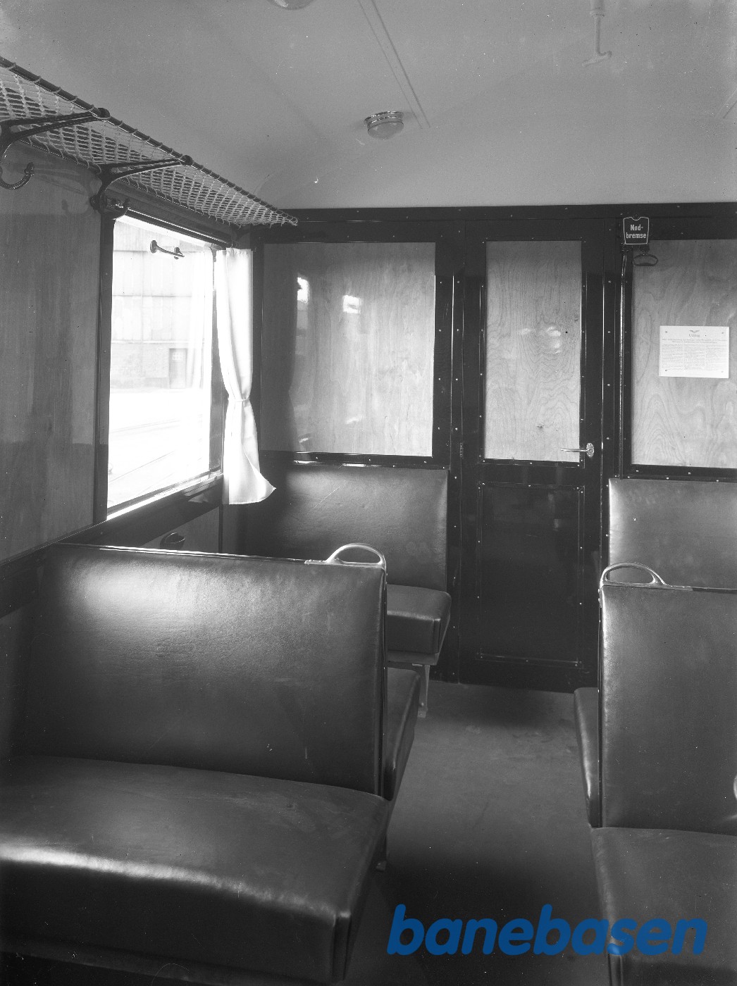 320 HK loko-motorvogn MFVJ. Interiør fra passagerafd. 320 HK loko-motorvogn MFVJ. Interiør fra passagerafd.