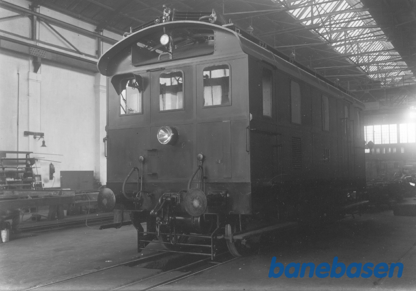 300 HK Diesel loko i lokoværksted 300 HK Diesel loko i lokoværksted