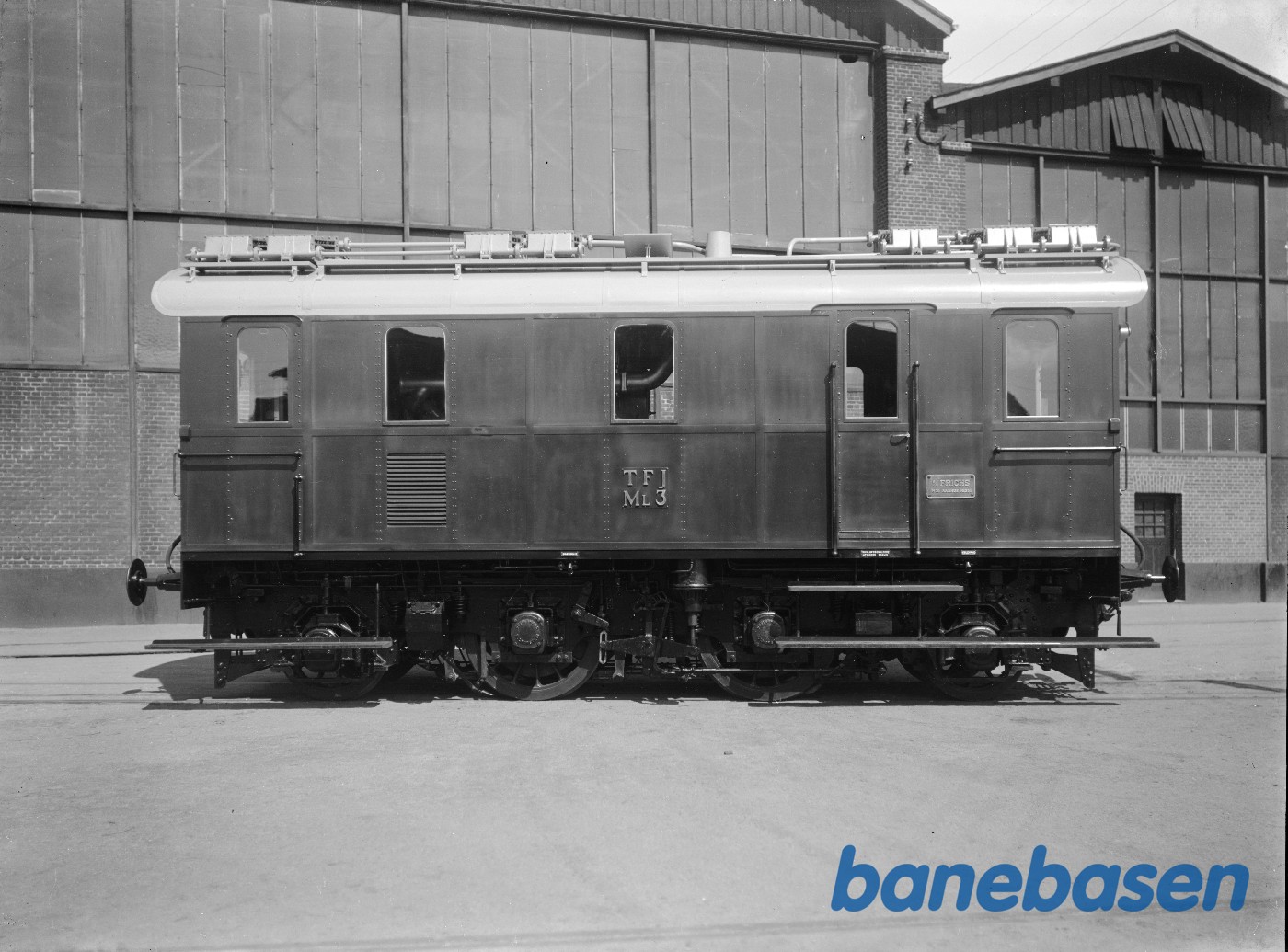 300 HK Diesel loko i lokoværksted 300 HK Diesel loko i lokoværksted