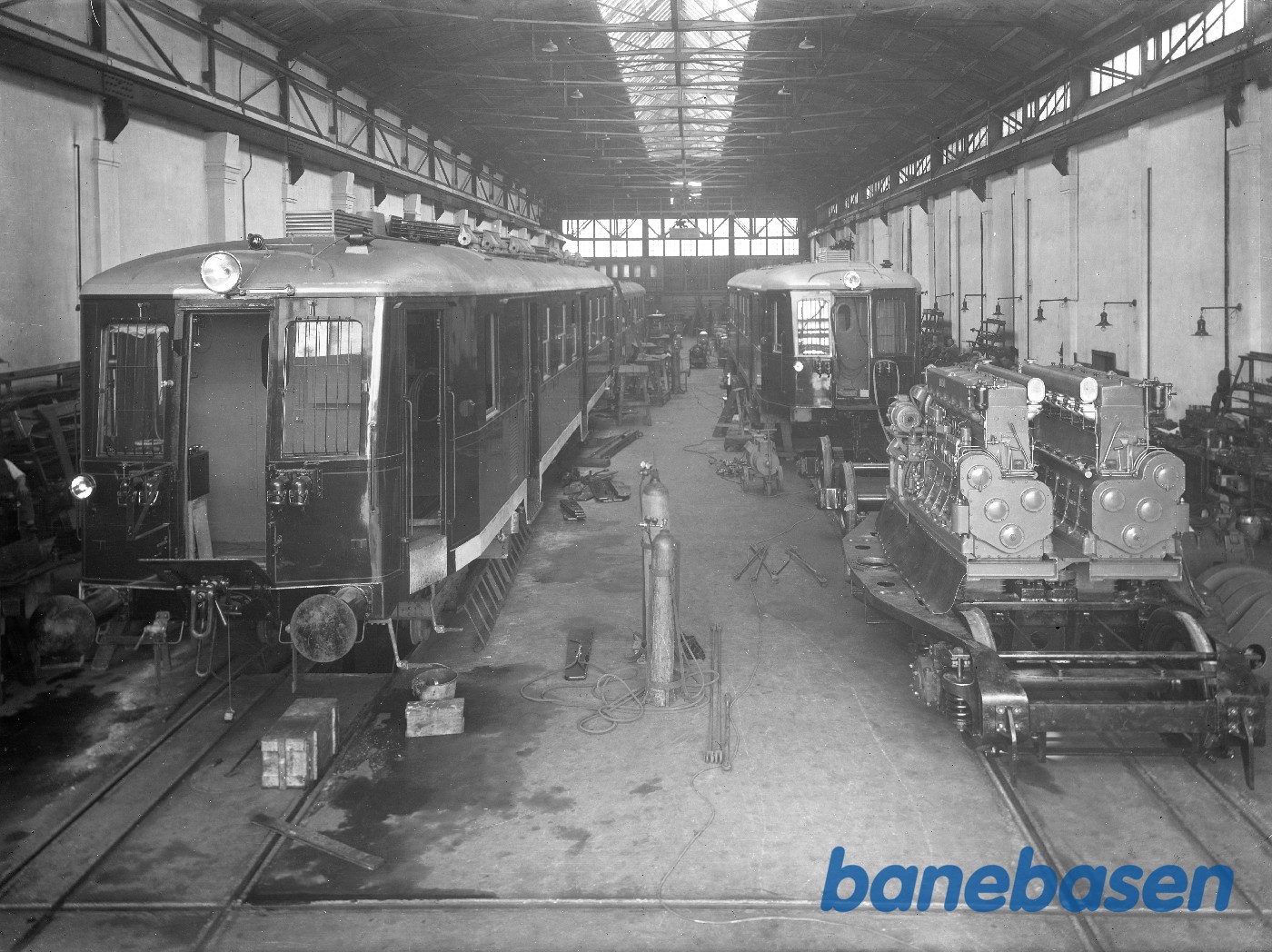 Interiør og loko-værksted med Mo vogn Interiør og loko-værksted med Mo vogn