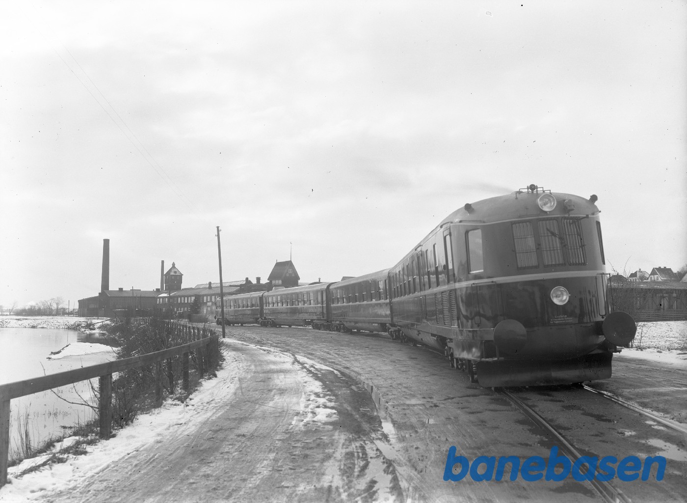 4 vogns lyntog udenfor fabrikken 4 vogns lyntog udenfor fabrikken