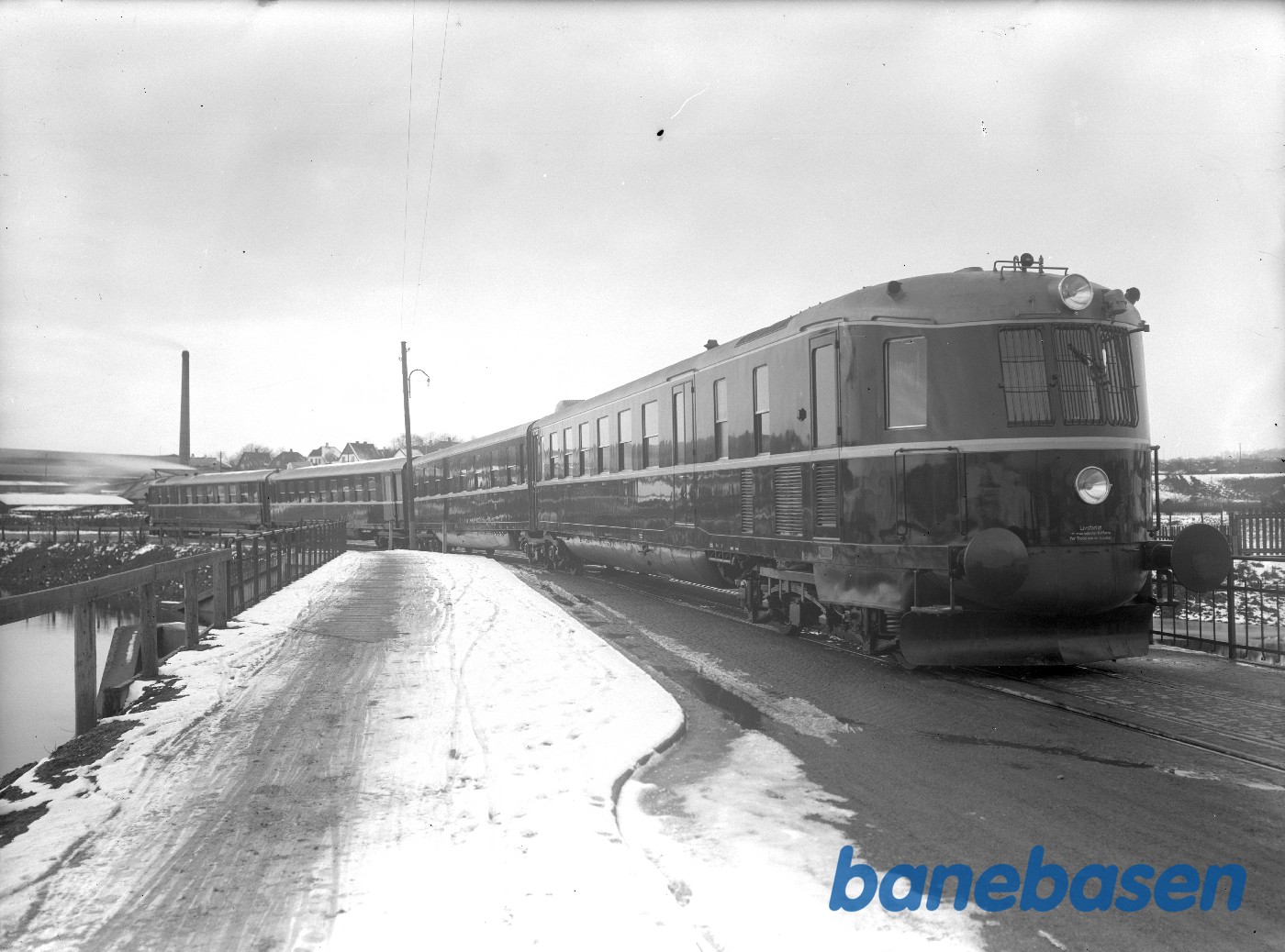 4 vogns lyntog udenfor fabrikken 4 vogns lyntog udenfor fabrikken