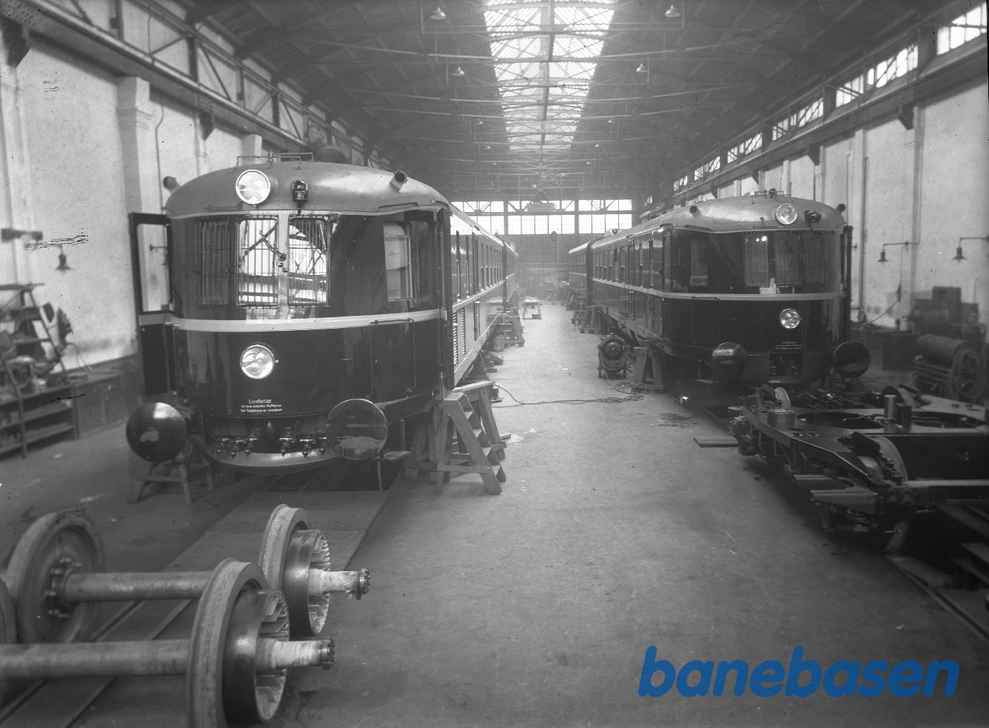 Interiør fra Lokoværksted med 2 4 vogns lyntog Interiør fra Lokoværksted med 2 4 vogns lyntog