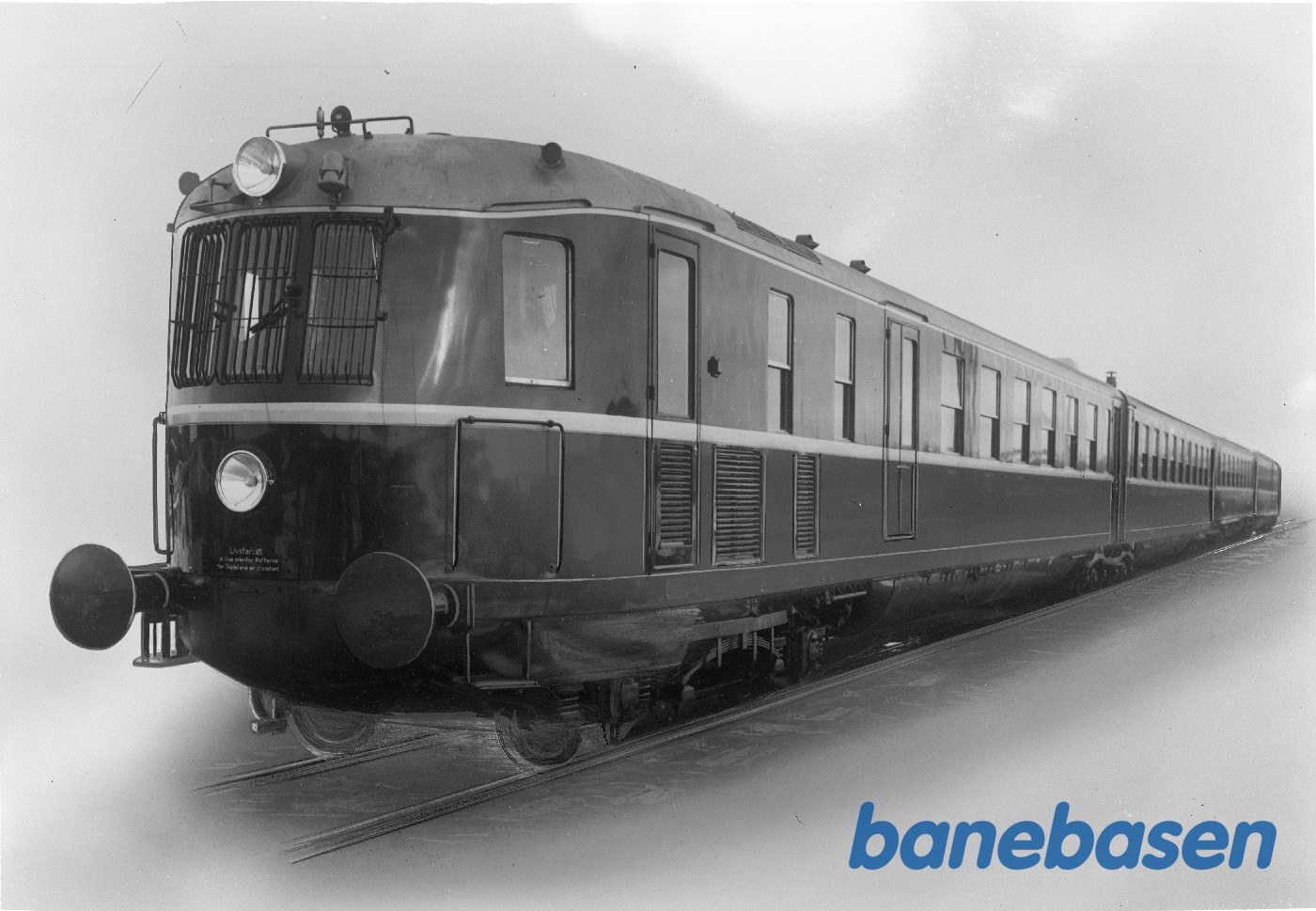 4 vogns lyntog udenfor fabrikken Forfra 4 vogns lyntog udenfor fabrikken Forfra