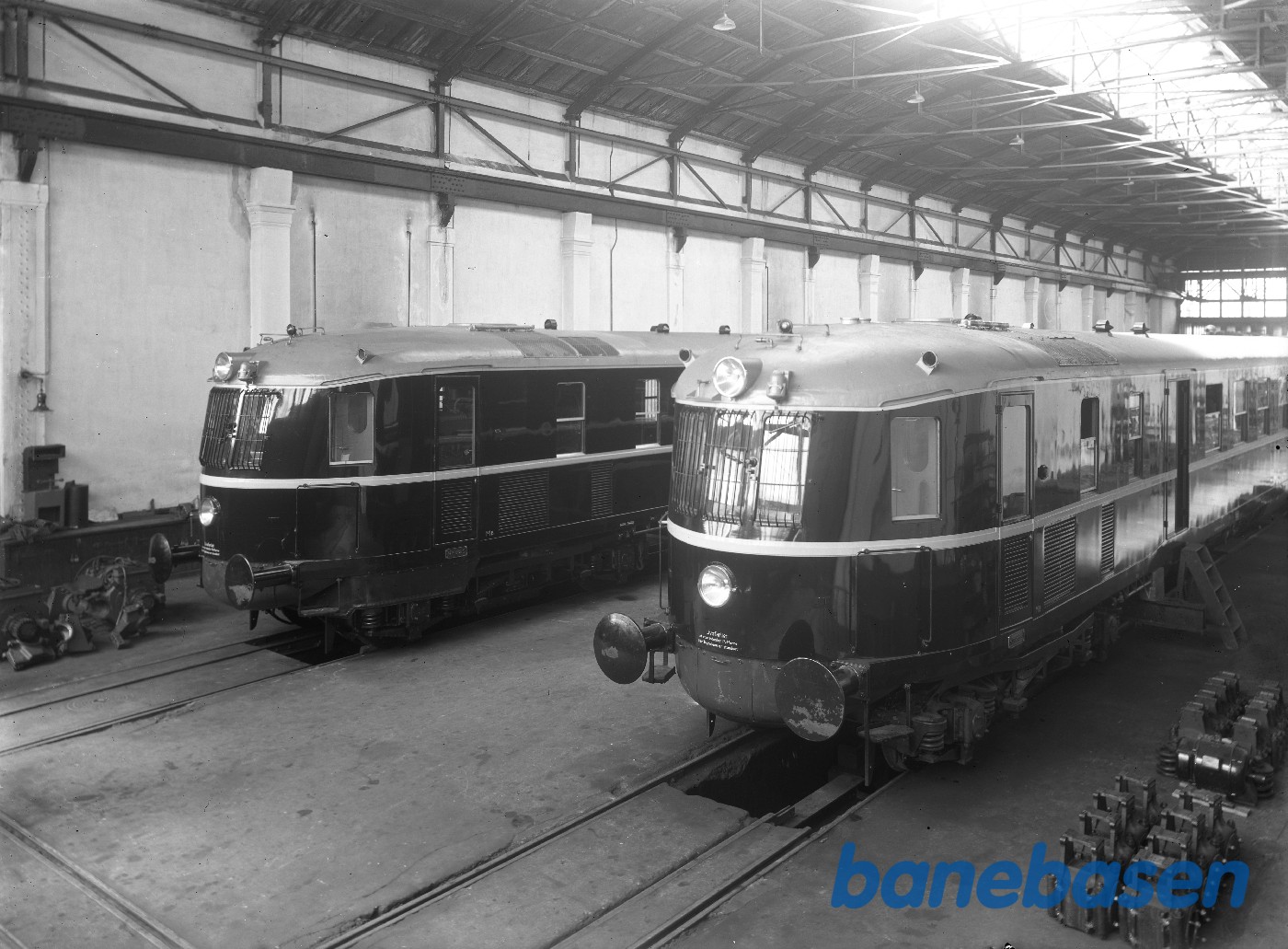 Interiør fra Lokoværksted med 2 4 vogns lyntog Interiør fra Lokoværksted med 2 4 vogns lyntog