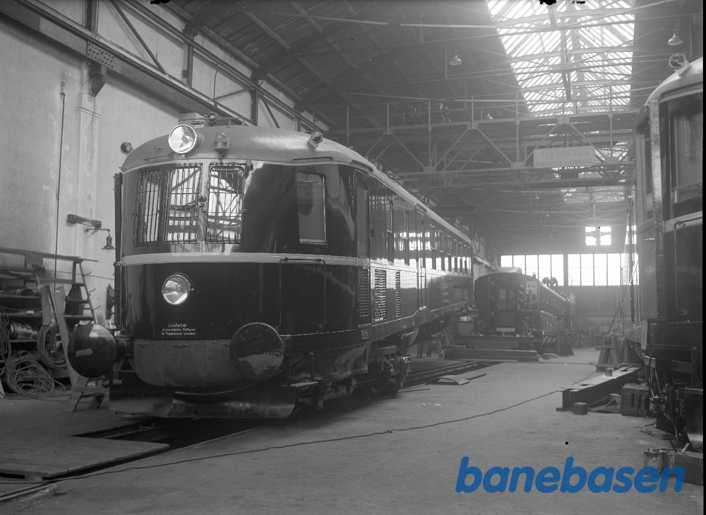 Interiør fra Lokoværksted MB skævt ophængt Interiør fra Lokoværksted MB skævt ophængt