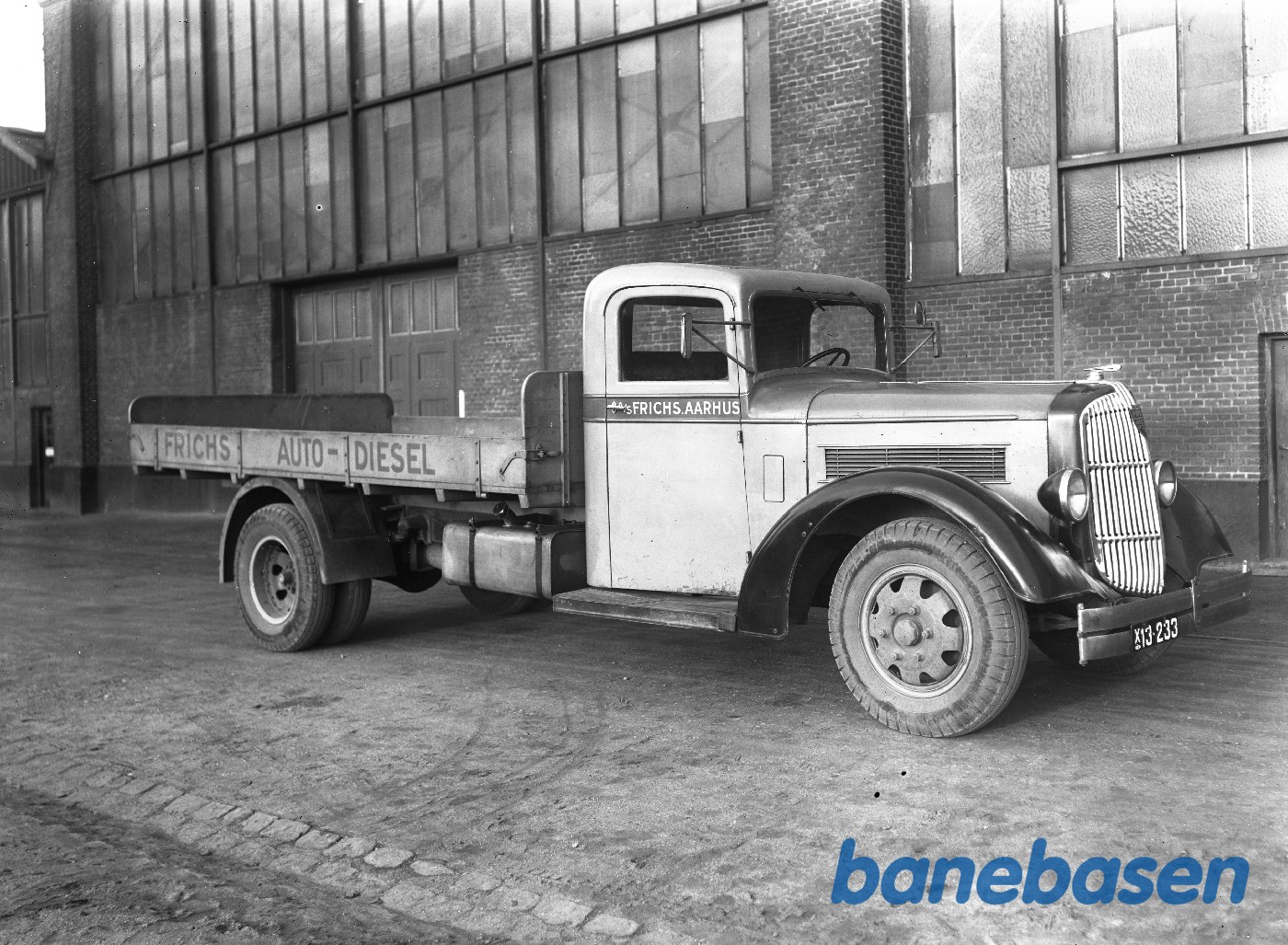 Frichs Diesel auto i fabriksgården Frichs Diesel auto i fabriksgården