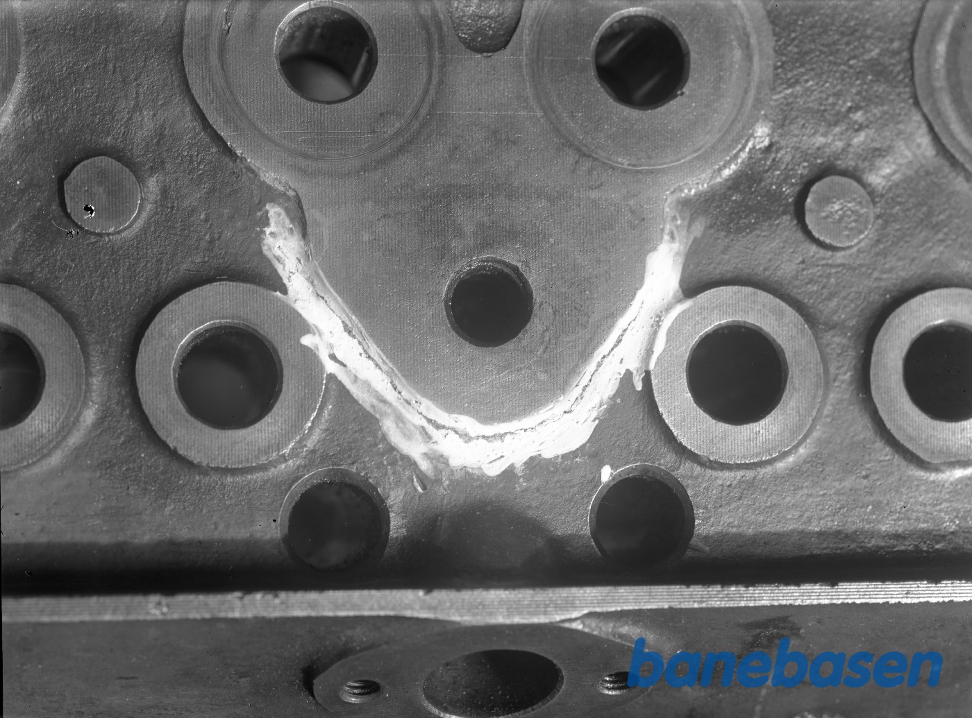 Revne i cylinderhoved - næroptagelse Revne i cylinderhoved - næroptagelse