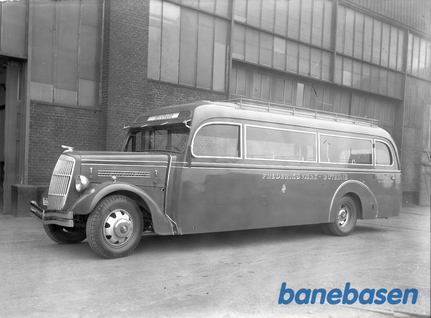 Diesel bus til HFHJ i fabriksgård Diesel bus til HFHJ i fabriksgård