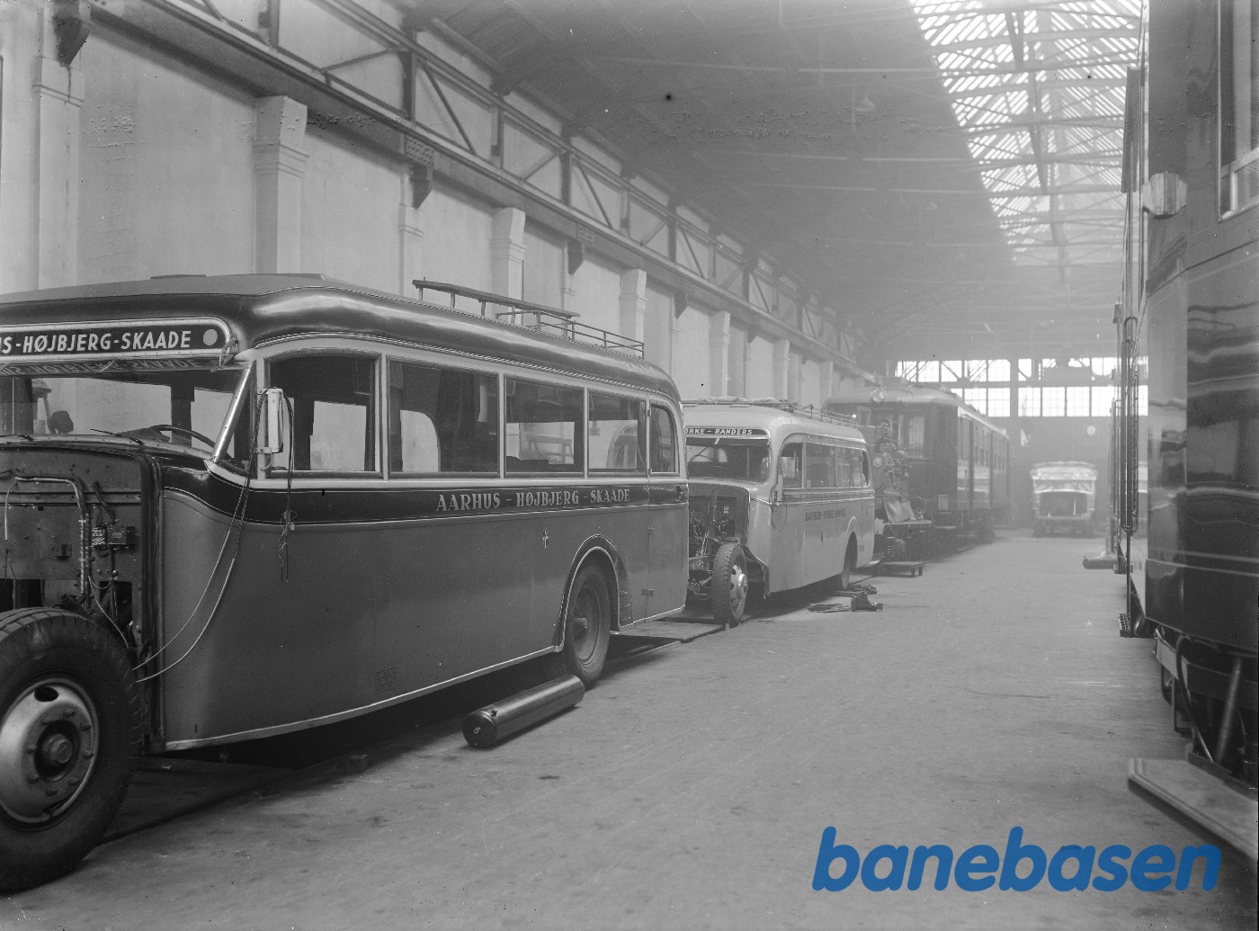 Lokoværksted med 4 rutebiler Lokoværksted med 4 rutebiler