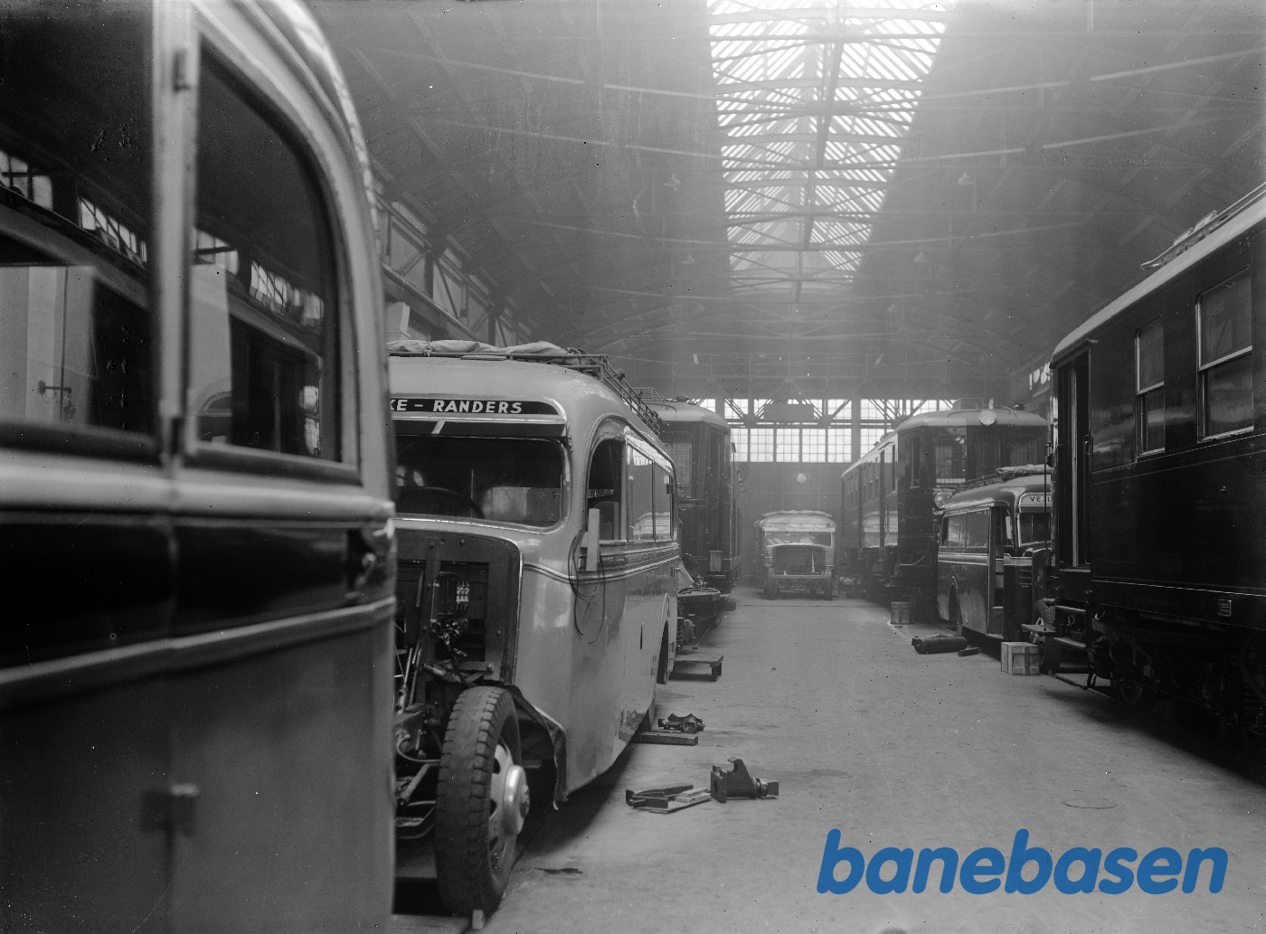 Lokoværksted med 4 rutebiler Lokoværksted med 4 rutebiler