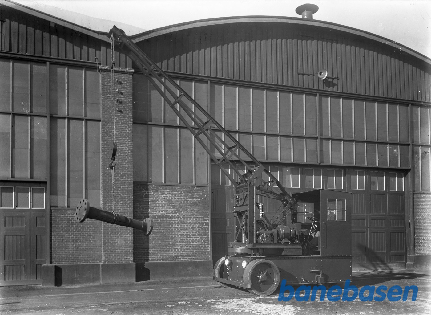 Autokran foran lokoværksted. Med belastning Autokran foran lokoværksted. Med belastning