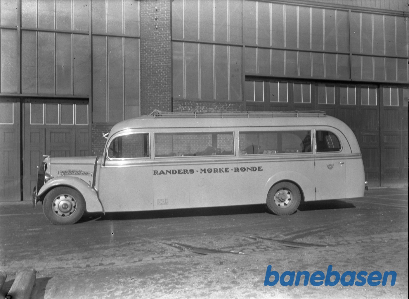 Vejle-Tørring-Viborg rutebil foran administrationsbygningen Vejle-Tørring-Viborg rutebil foran administrationsbygningen