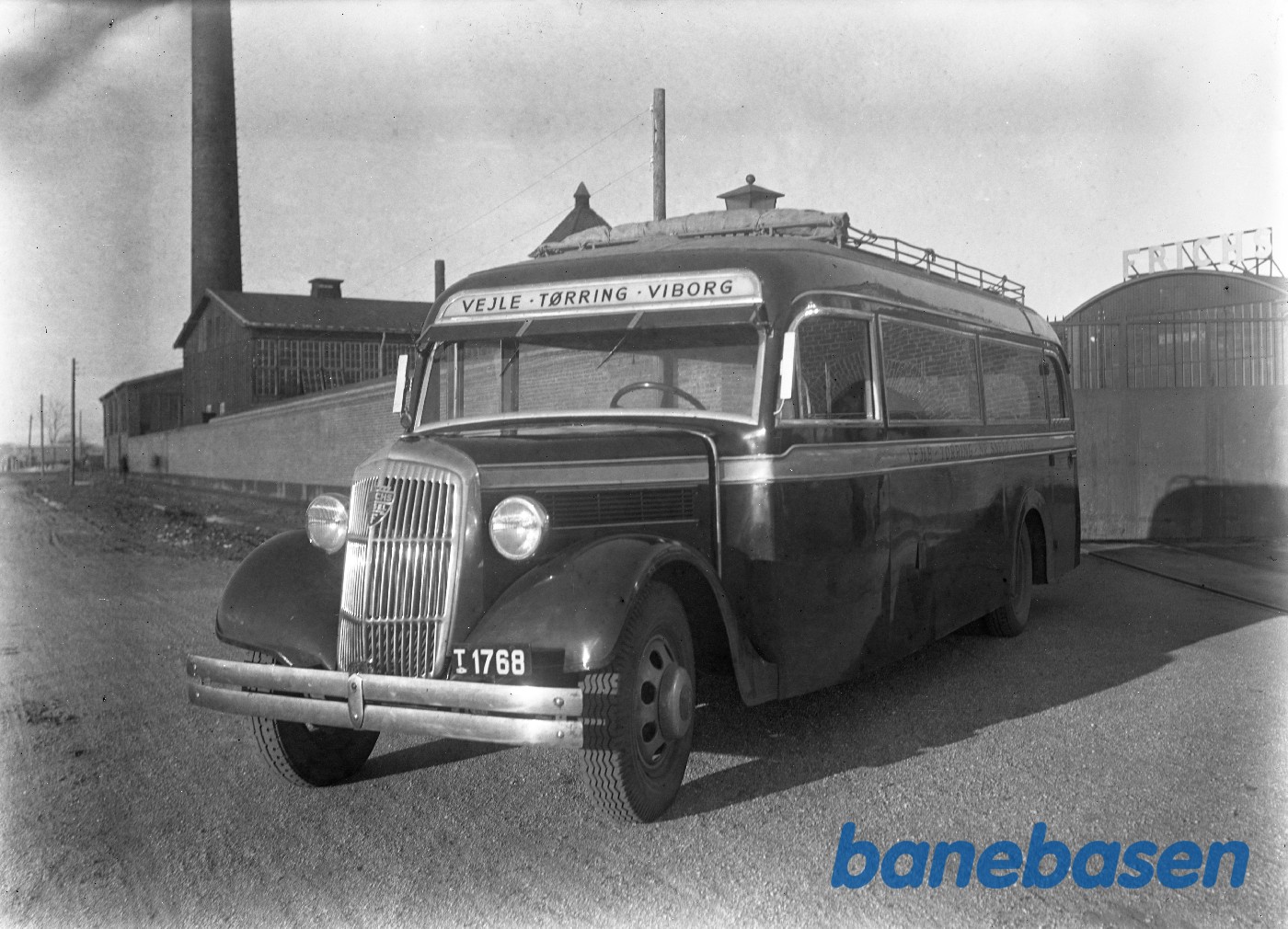 Vejle-Tørring-Viborg rutebil set forfra foran administrationsbygningen Vejle-Tørring-Viborg rutebil set forfra foran administrationsbygningen