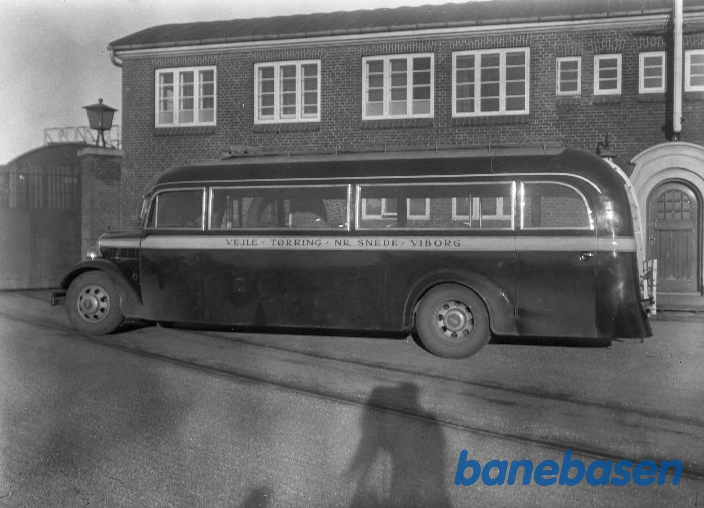 Vejle-Tørring-Viborg rutebil foran administrationsbygningen Vejle-Tørring-Viborg rutebil foran administrationsbygningen