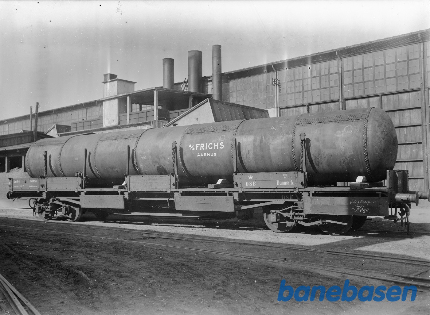 15 m lang oliebeholder læsset på DSB bogiegodsvogn 15 m lang oliebeholder læsset på DSB bogiegodsvogn
