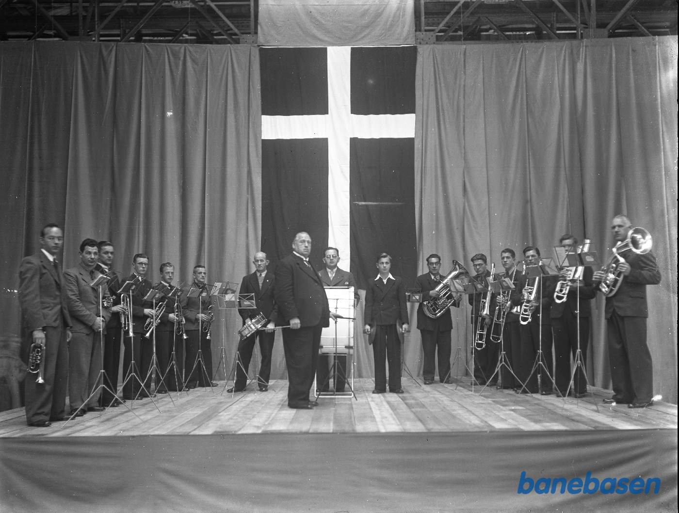 A/S Frichs orkester på platform i Lokohallen. CHR X fylder 70 år A/S Frichs orkester på platform i Lokohallen. CHR X fylder 70 år