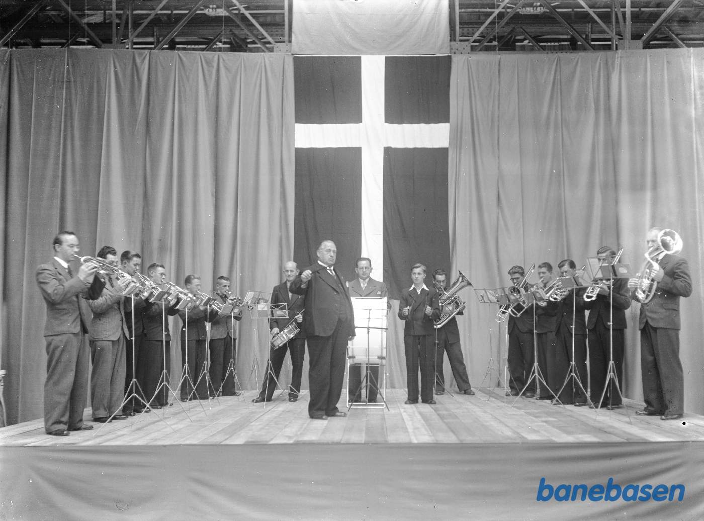 A/S Frichs orkester på platform i Lokohallen med musik. CHR X fylder 70 år