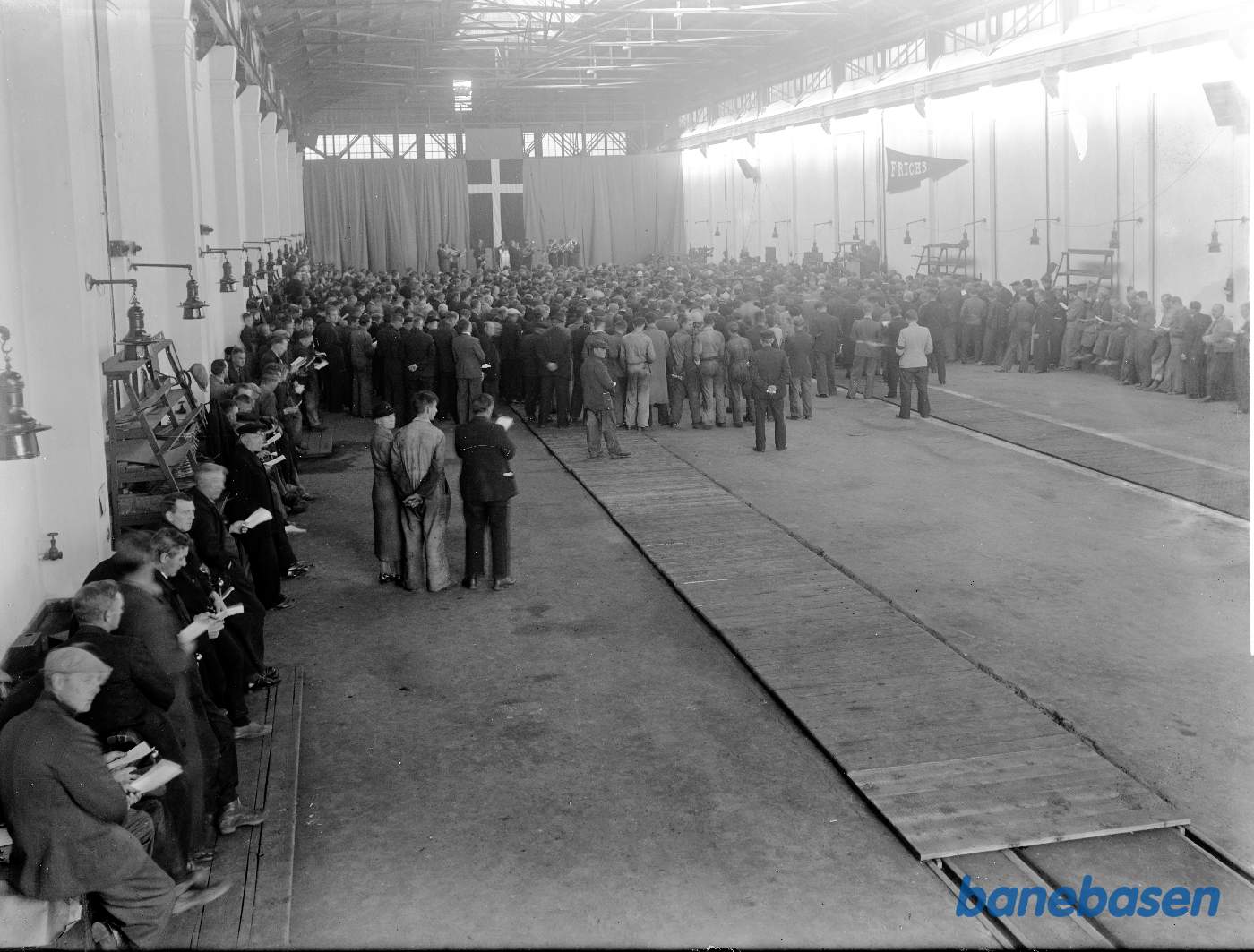 Festligheder i lokoværksted. Set fra sydgavl. Chr. X fylder 70 år