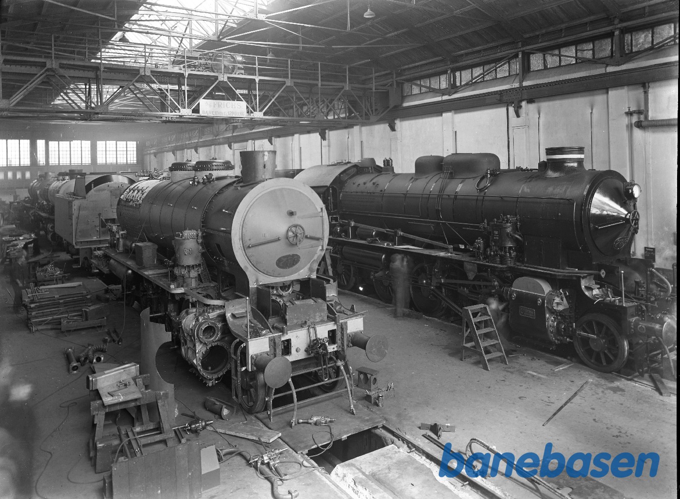 Lokoværksted set fra platform Loko H Lokoværksted set fra platform Loko H