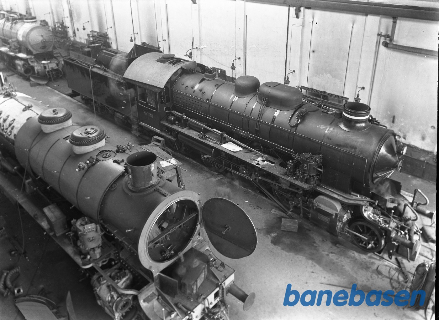 Lokoværksted set fra kranen 2 stk Loko H Lokoværksted set fra kranen 2 stk Loko H