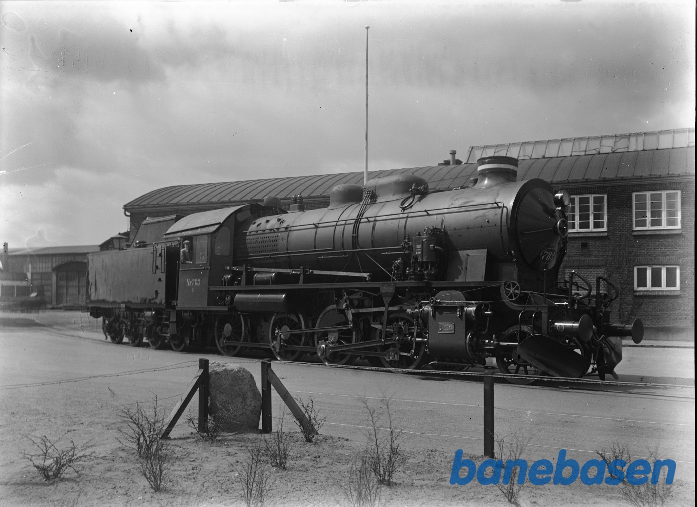 H 783 foran administrationsbygning H 783 foran administrationsbygning