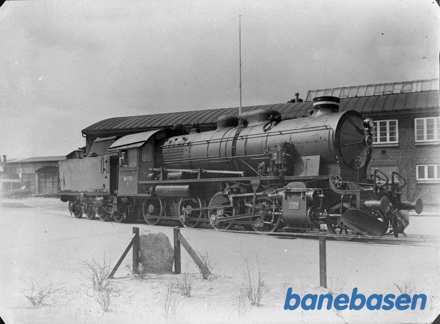 H 783 foran administrationsbygning H 783 foran administrationsbygning