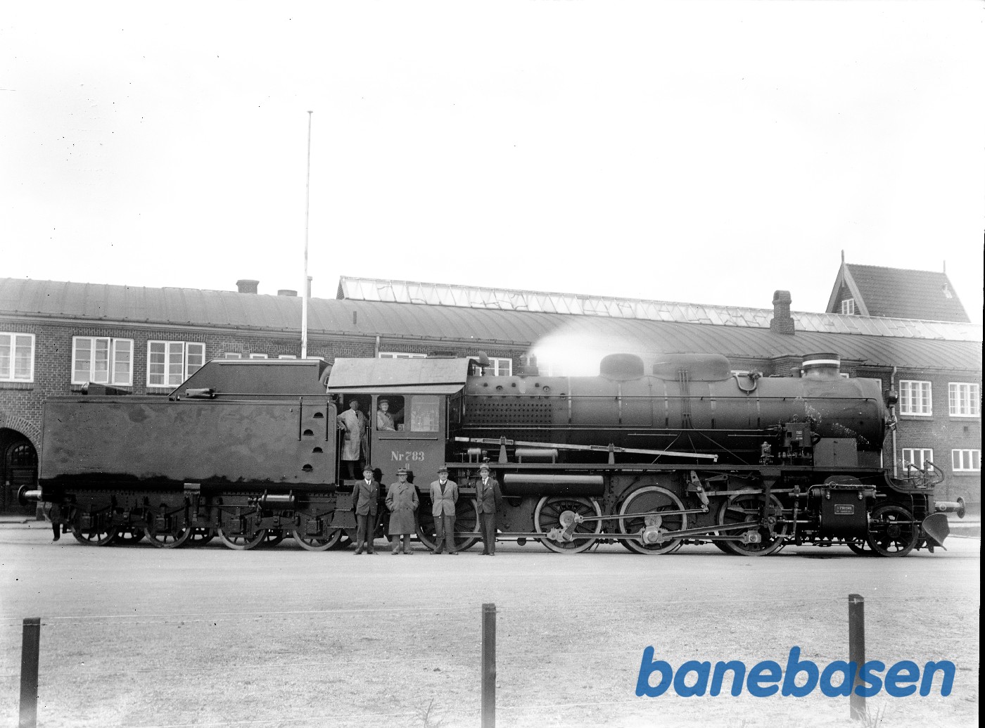 H 783 foran administrationsbygning med personer. H 783 foran administrationsbygning med personer.