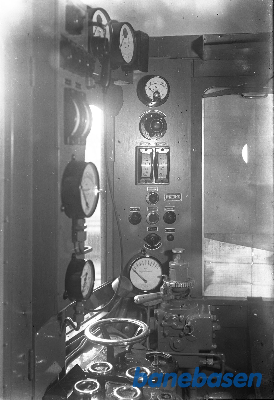 Førerplads med tavle til højre Førerplads med tavle til højre