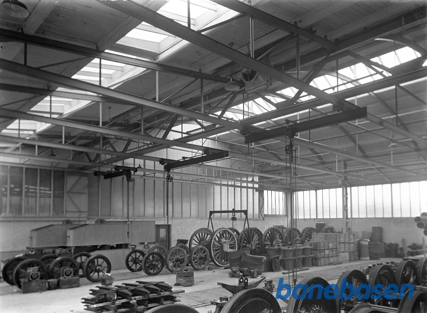 Kig i værkstedet med vandkasser (Til NSB lok?) Kig i værkstedet med vandkasser (Til NSB lok?)