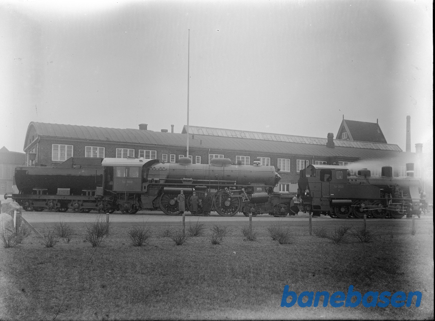 Q 343 trækker E 980 : Foran Frichs fabriksbygninger Q 343 trækker E 980 : Foran Frichs fabriksbygninger