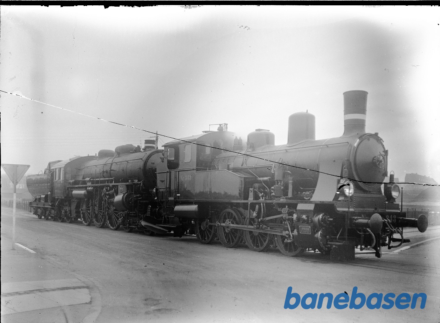 Q 343 trækker E 980 : Foran Frichs fabriksbygninger Q 343 trækker E 980 : Foran Frichs fabriksbygninger