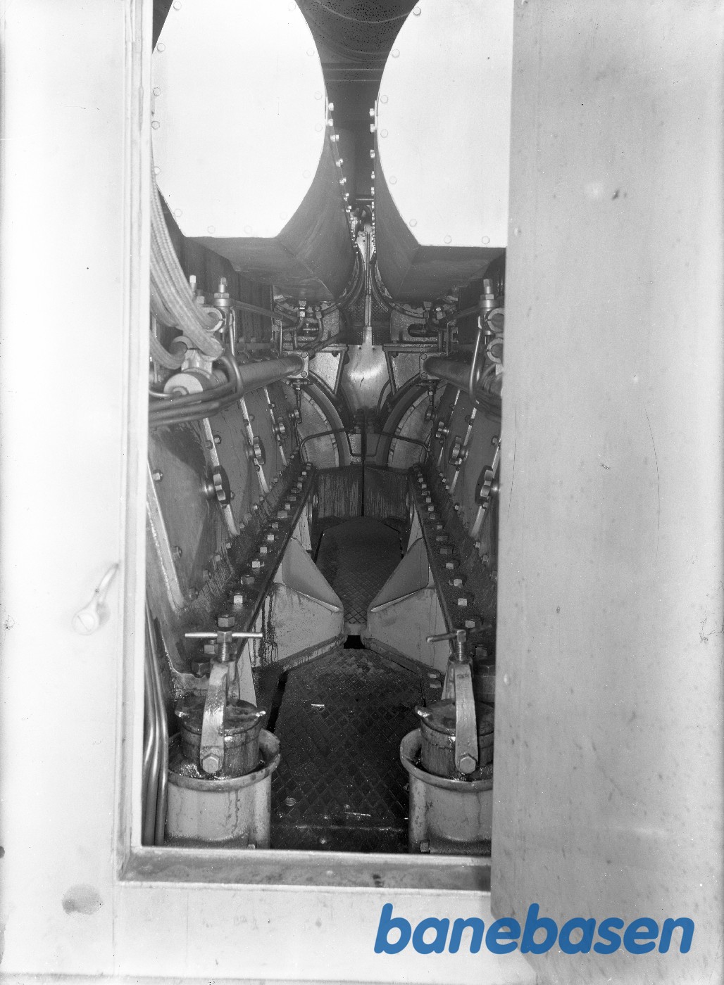 1000 HK Dieseltog. Maskinerum set udefra 1000 HK Dieseltog. Maskinerum set udefra