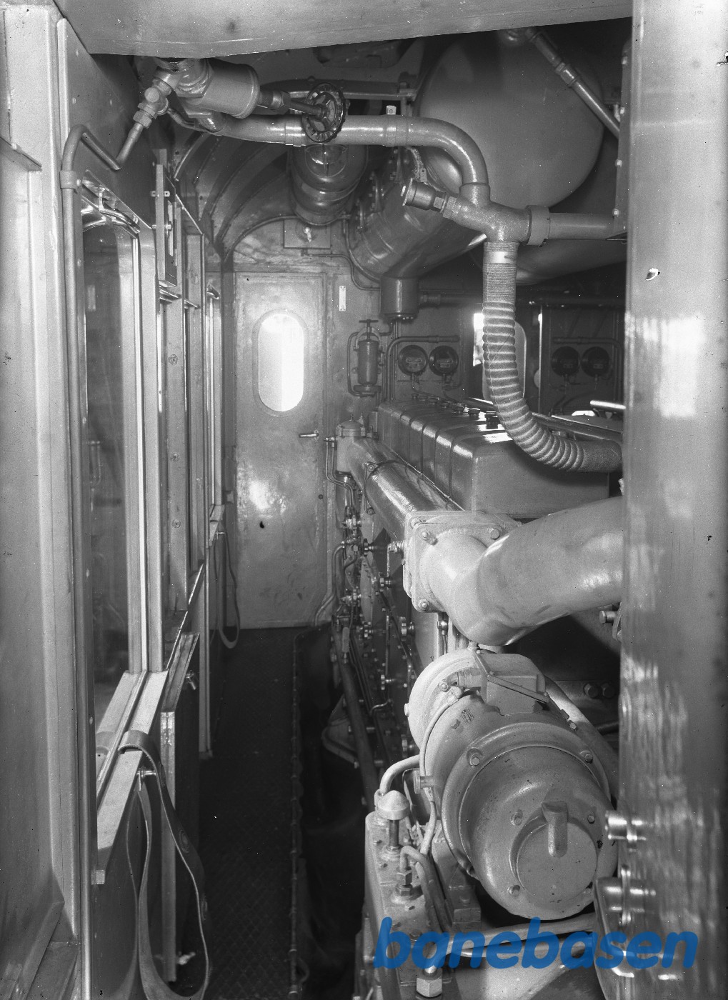 1000 HK Dieseltog. Maskinerumfra sidegangen 1000 HK Dieseltog. Maskinerumfra sidegangen