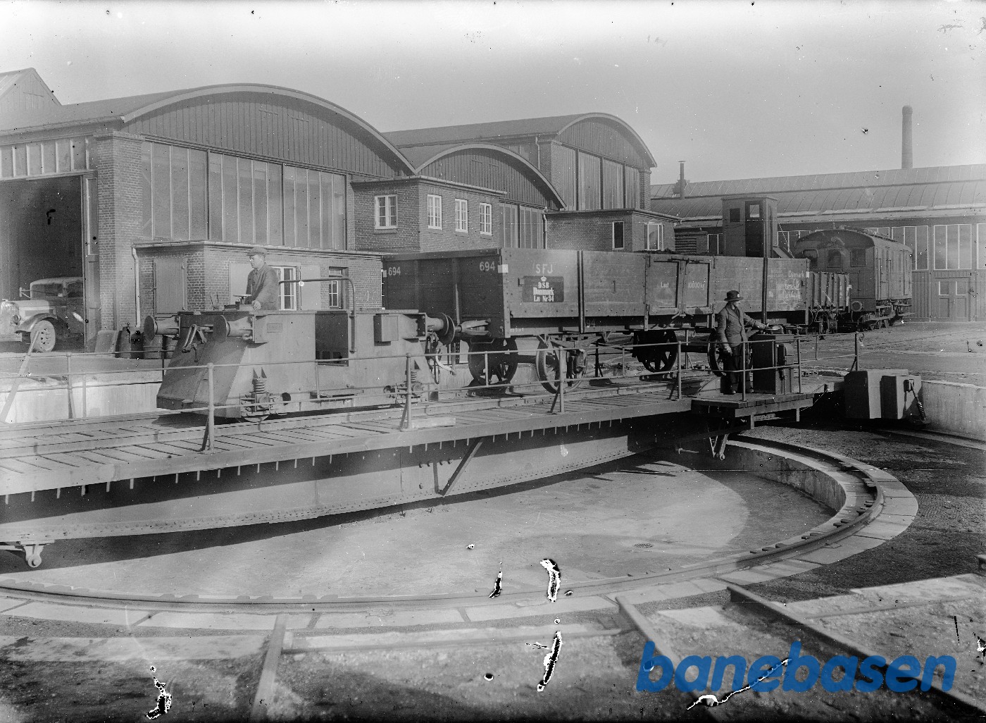 Drejeskiven med Akkutraktor og en SFJ godsvogn Drejeskiven med Akkutraktor og en SFJ godsvogn