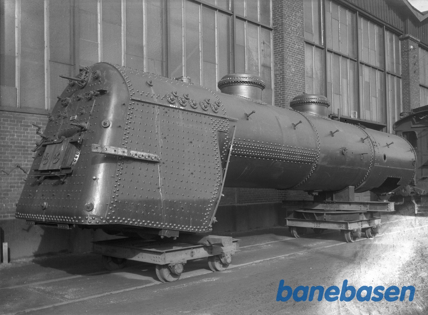 Ny kedel til E maskine uden for kedelværkstedet Ny kedel til E maskine uden for kedelværkstedet